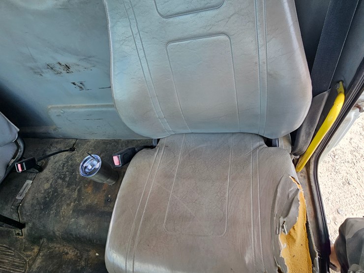 2002-freightliner-fl70-image-47
