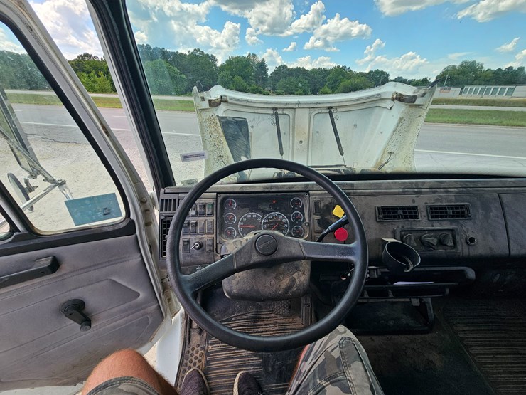 2002-freightliner-fl70-image-58
