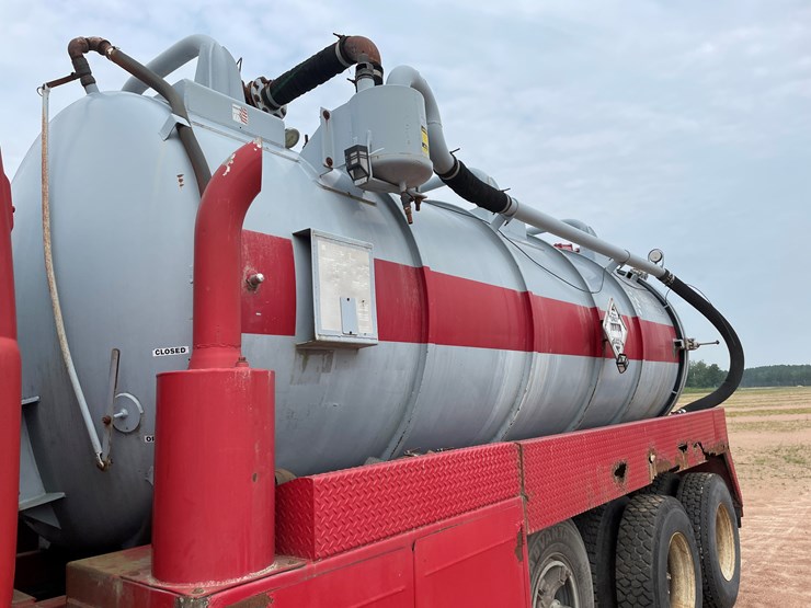 #4728-•-1995-mack-tri-axle-water-tank-truck-(has-wi-title)-image-24