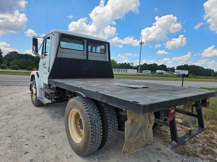 2002-freightliner-fl70-image-10