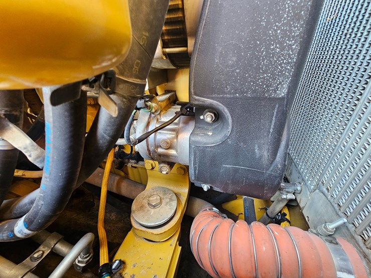 2014-caterpillar-953d-image-39