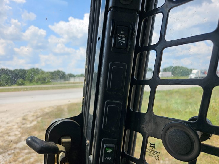2019-bobcat-t870-image-36