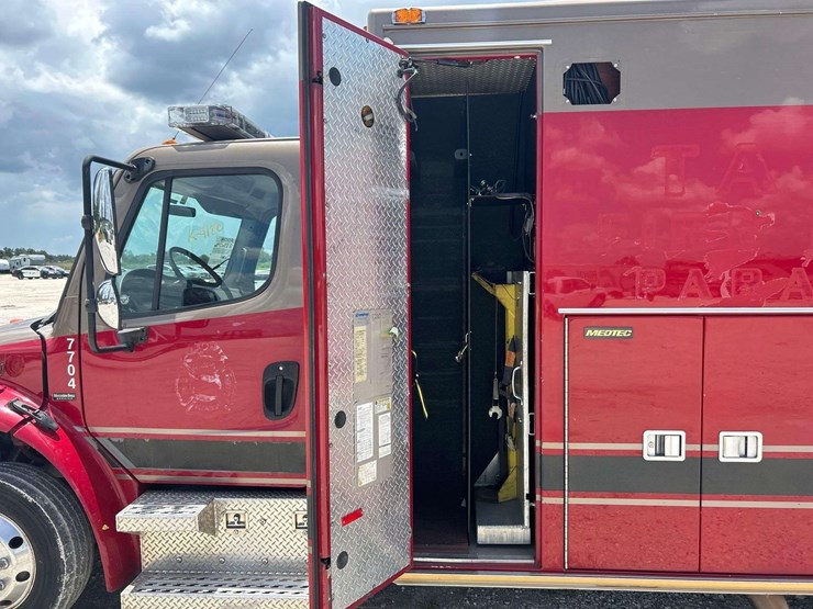 2009-freightliner-m2-106-medtec-ambulance-image-19