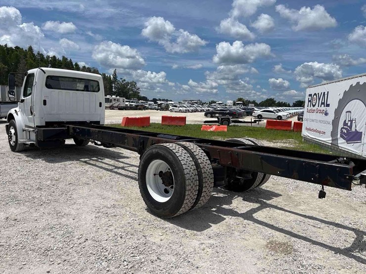 2018-freightliner-m2-106-cab-and-chassis-truck-image-24