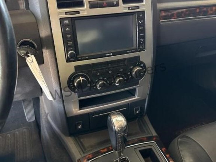 2009-chrysler-300-c-sdn-image-19