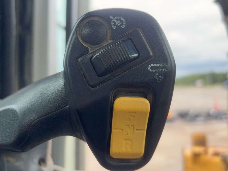 2013-caterpillar-d6t-xw-image-55