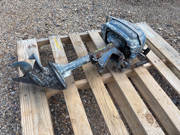 #22931-•-pallet-with-antique-3hp-evinrude-outboard-motor-image-2