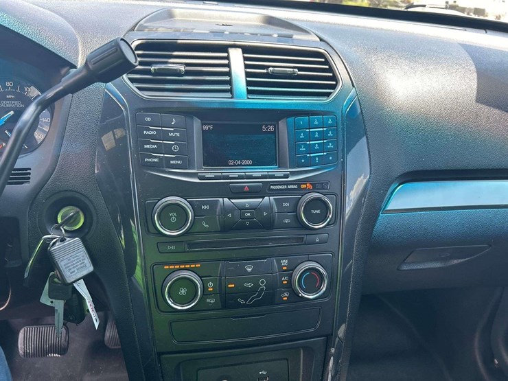 2016-ford-explorer-image-15