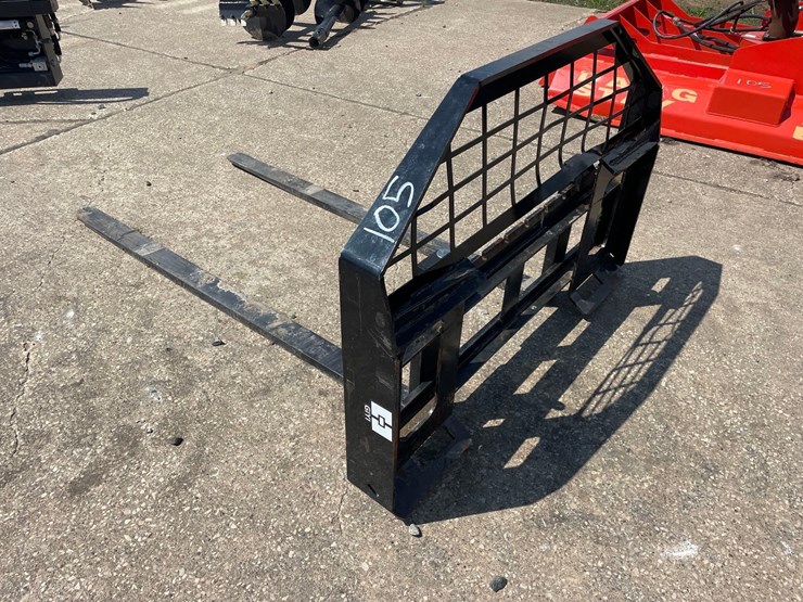 giyi-skidloader-pallet-forks-image-3