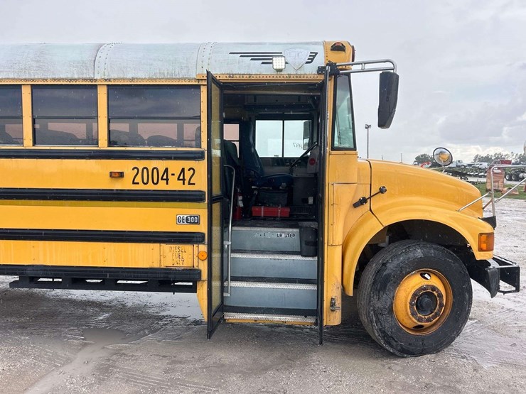 2004-ic-corporation-3000ic-school-bus-image-11