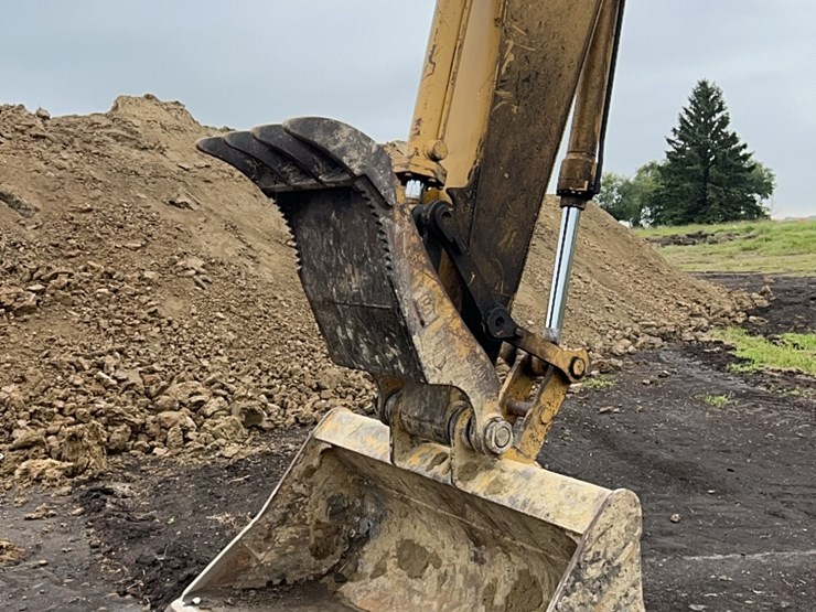 caterpillar-320-image-11