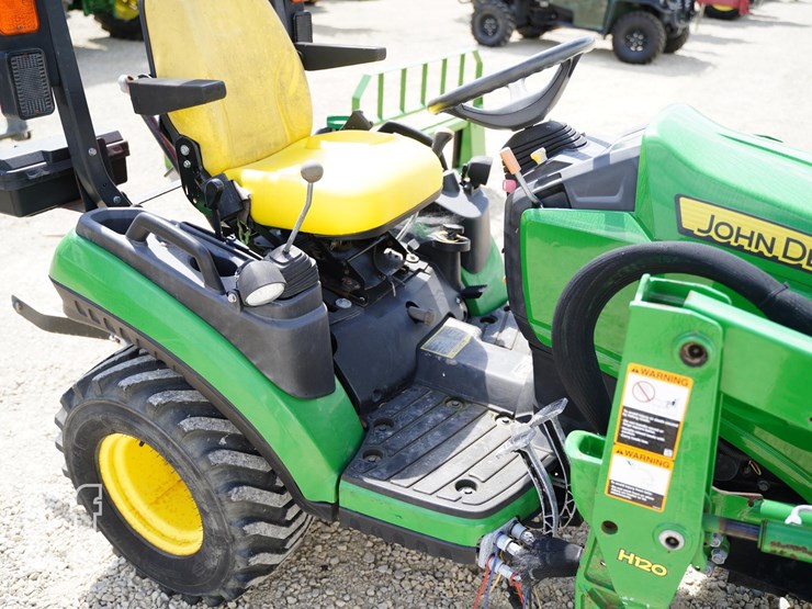 2018-john-deere-1025r-image-15