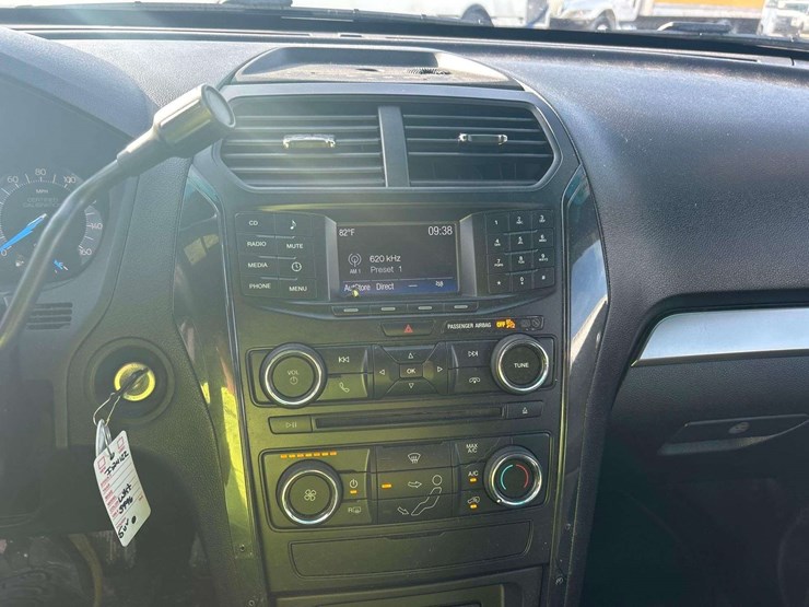 2017-ford-explorer-image-15