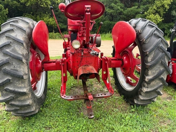 farmall-m-tractor-image-9