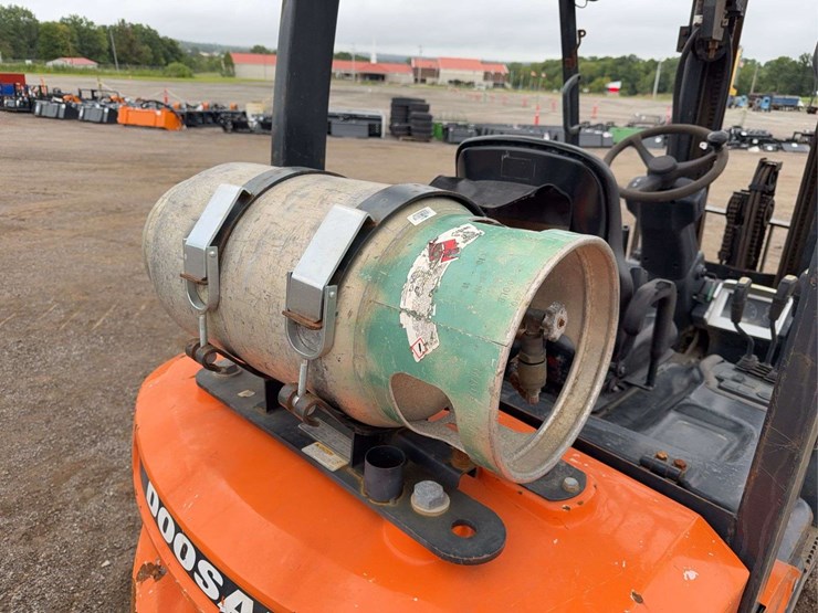 2021-doosan-g25n-7lp-5k-industrial-propane-fork-lift-image-9