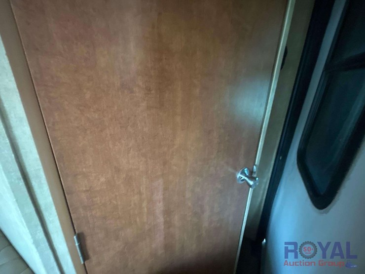 2015-revere-shasta-27db-5th-wheel-travel-trailer-image-16
