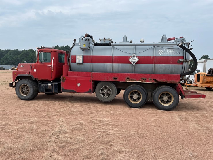 #4728-•-1995-mack-tri-axle-water-tank-truck-(has-wi-title)-image-17
