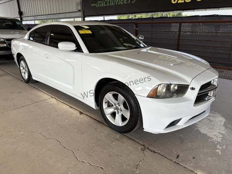 2013-dodge-charger-se-sdn-image-2