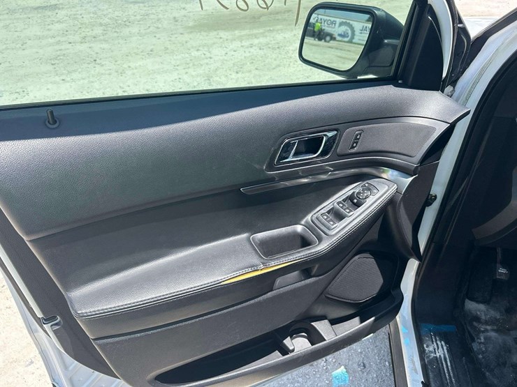 2016-ford-explorer-image-13