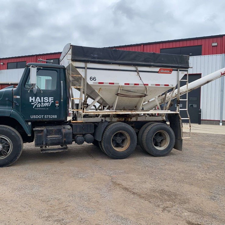 1988 International Dry Fertilizer Truck