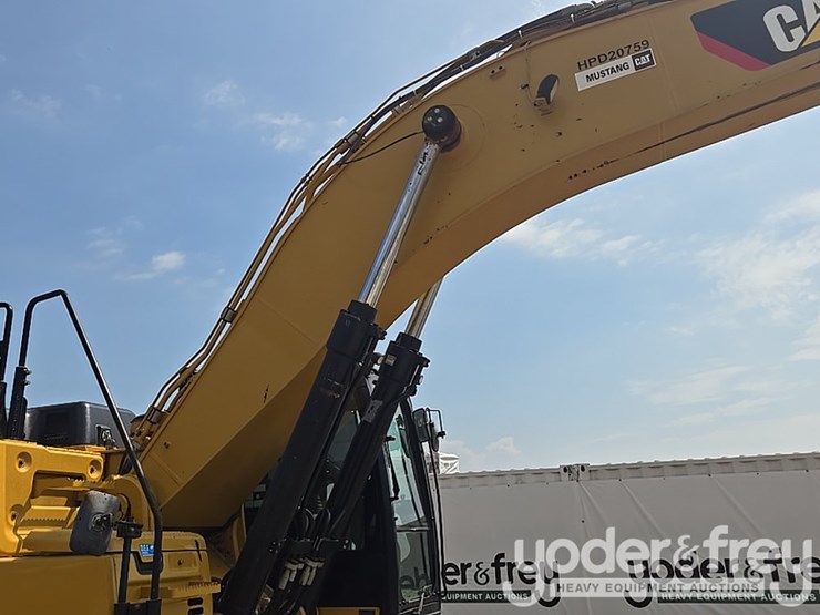 2021-caterpillar-349-image-39