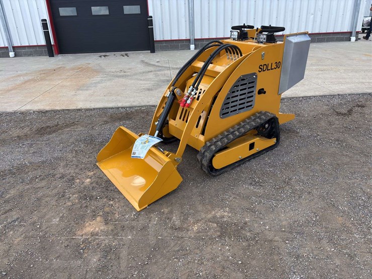 sdll30-stand-on-skid-loader-image-1