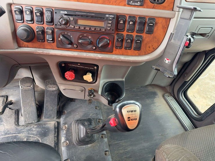 2008-peterbilt-388-image-51