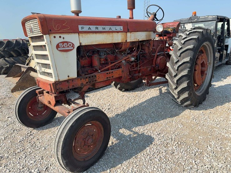farmall-560-wide-front-end-tractor,-runs-but-needs-work-image-12