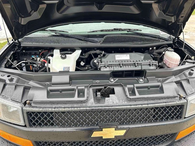 2023-chevrolet-express-2500-image-9