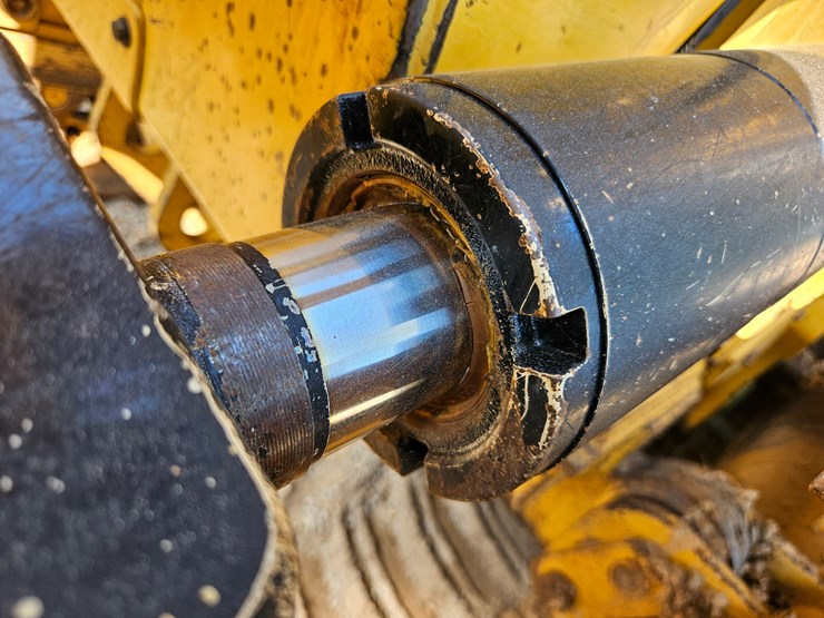2014-caterpillar-953d-image-122