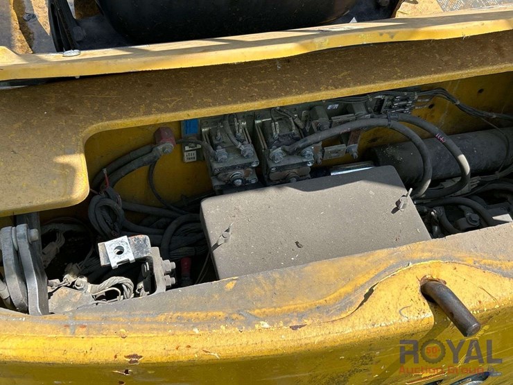 yale-3,500lb-electric-forklift-image-7