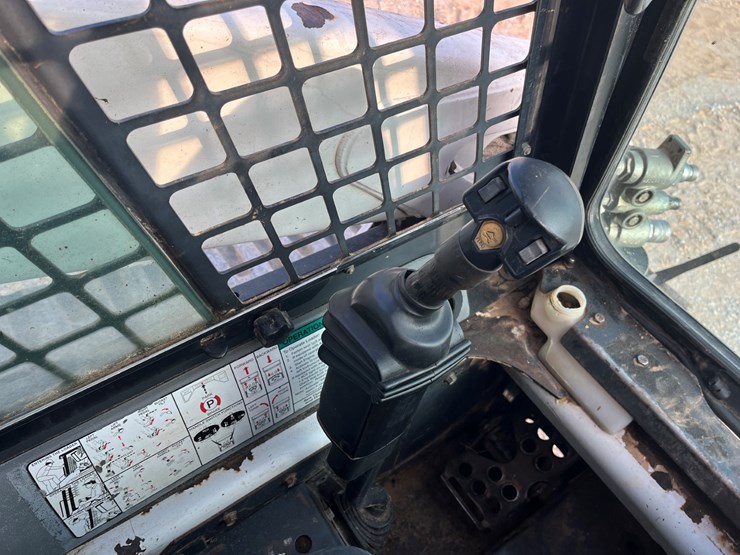 2002-bobcat-t300-image-15