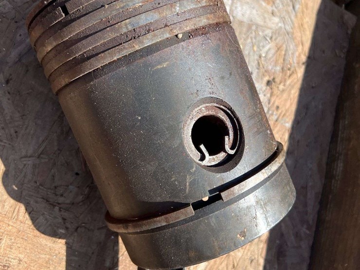 john-deere-model-g-pistons,-rods,-and-camshaft-image-6