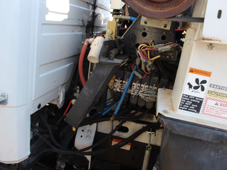 2005-freightliner-fl70-image-7