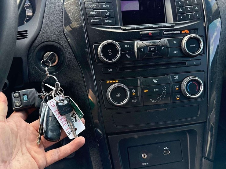 2016-ford-explorer-image-18