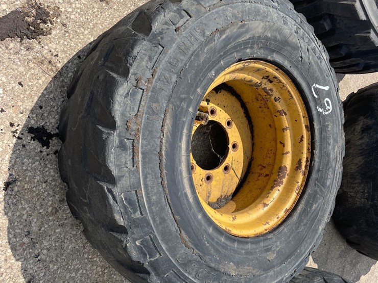 4-titan-14-17.5-skidloader-tires-image-15