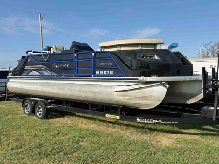 2016-premier-ptx-tritoon-image-1