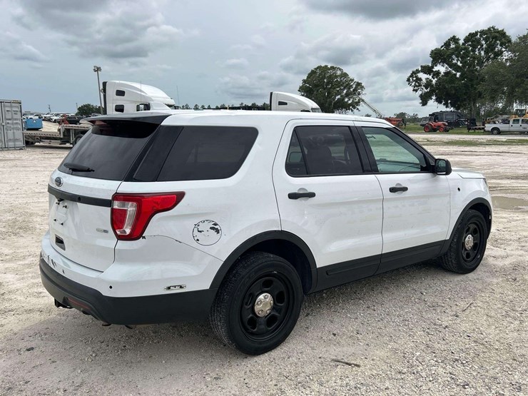 2016-ford-explorer-image-3