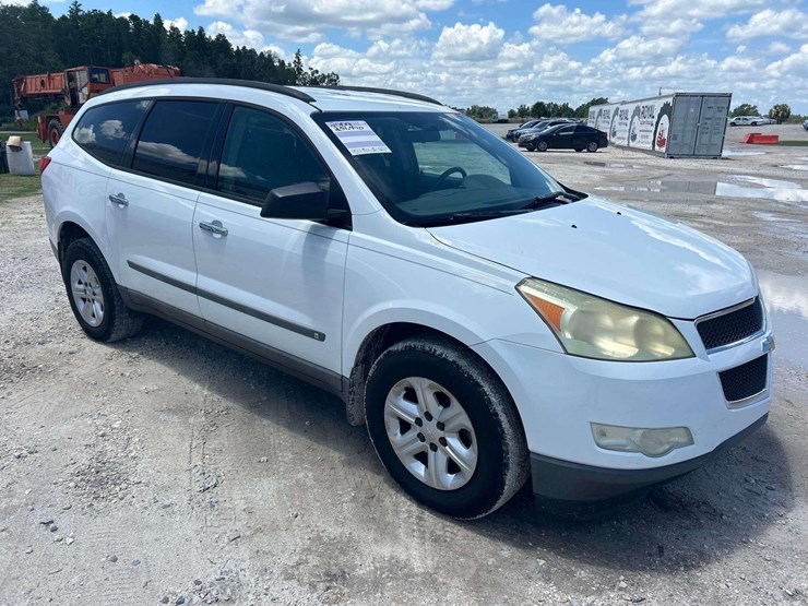 2009-chevrolet-traverse-ls-image-2