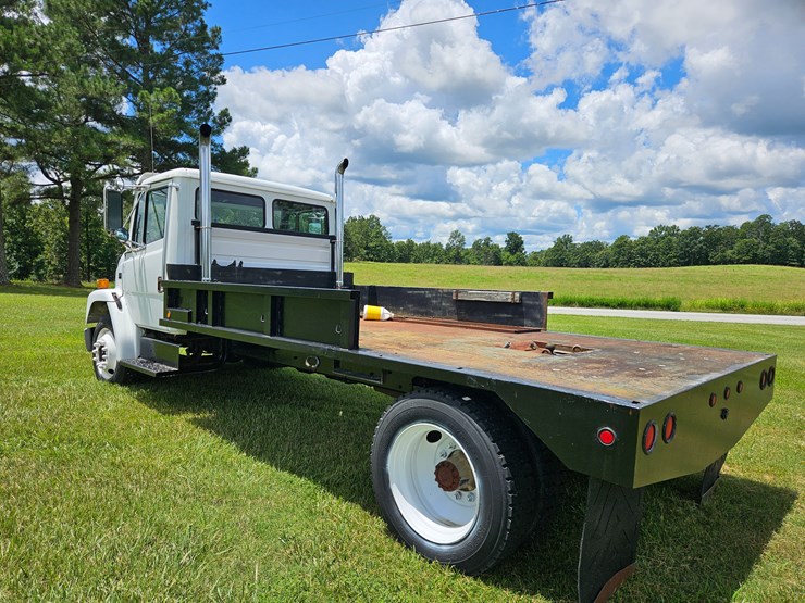 2000-freightliner-fl60-image-13