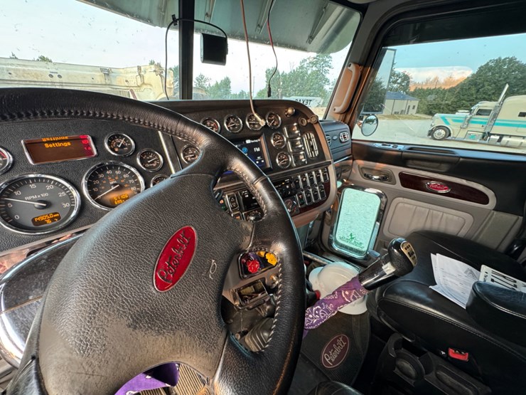 peterbilt-389-image-15