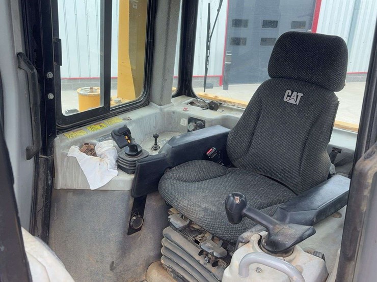 2013-caterpillar-d6t-xw-image-39