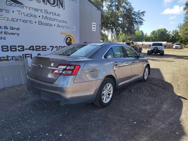 2014-ford-taurus-se-runs/moves-image-5