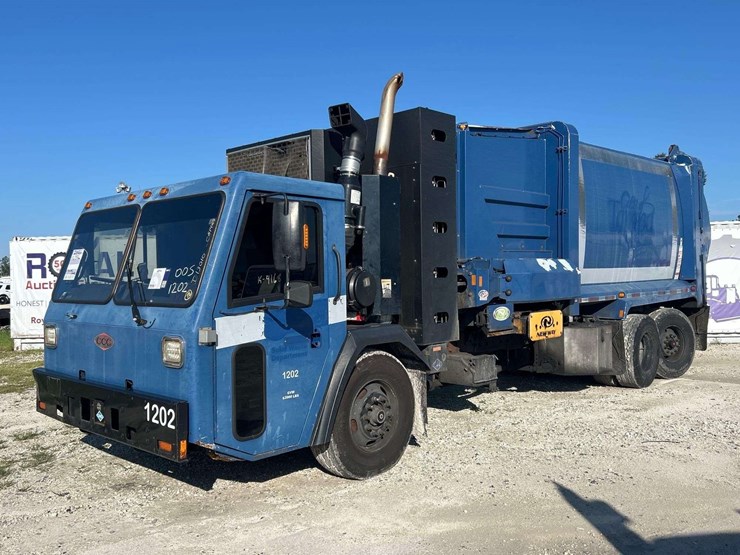 garbage-truck-image-1