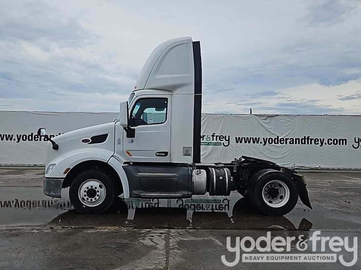 2015-peterbilt-579-image-2