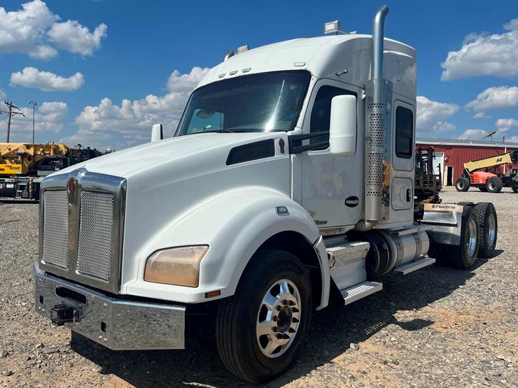 2015-kenworth-t880-image-1