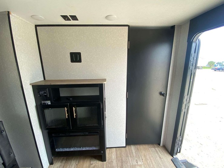 2022-forest-river-cherokee-grey-wolf-26brb-patriotic-edition-32ft.-t/a-travel-trailer-image-25