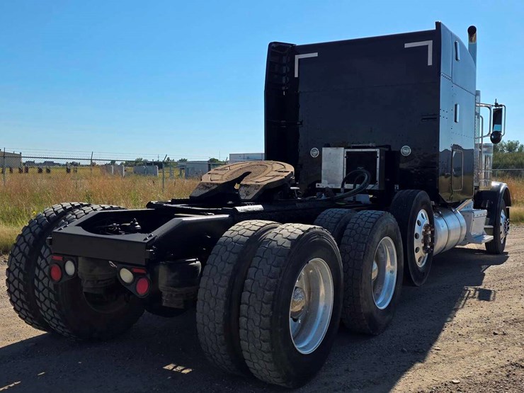 peterbilt-389-image-12
