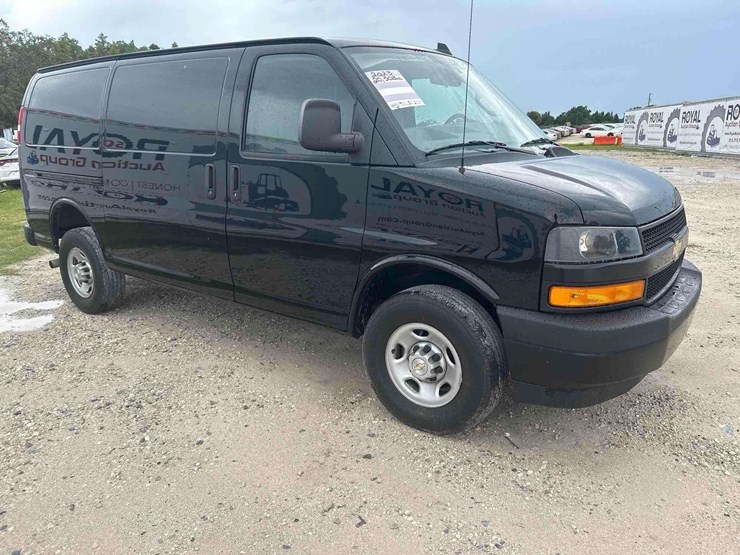 2023-chevrolet-express-2500-image-2