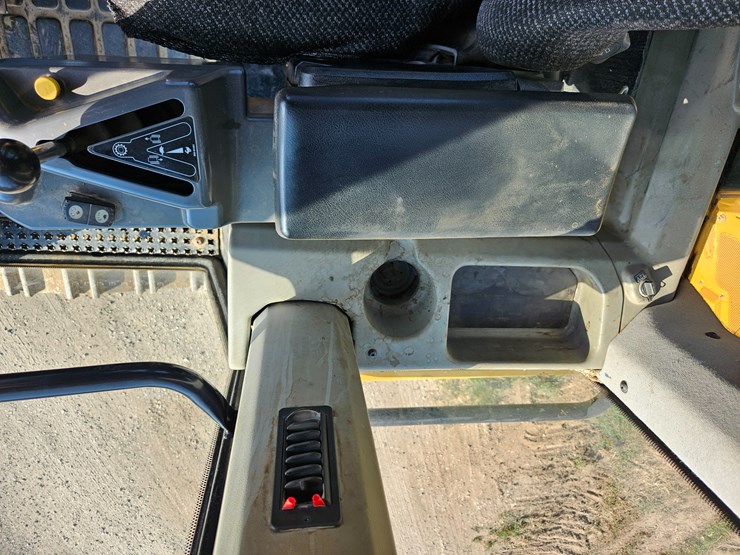 2014-caterpillar-953d-image-58